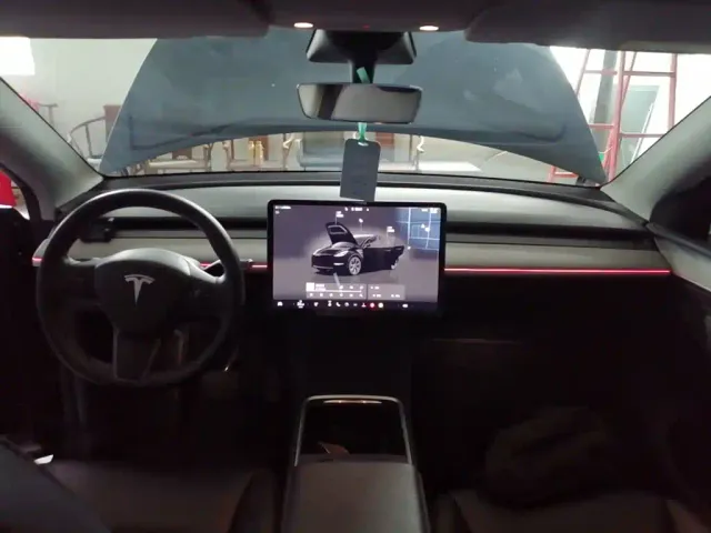Tesla Model Y — Фото автомобиля 9