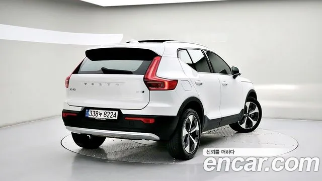 Volvo XC40 — Фото автомобиля 2