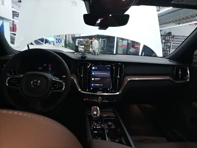 Volvo S60 — Фото автомобиля 5