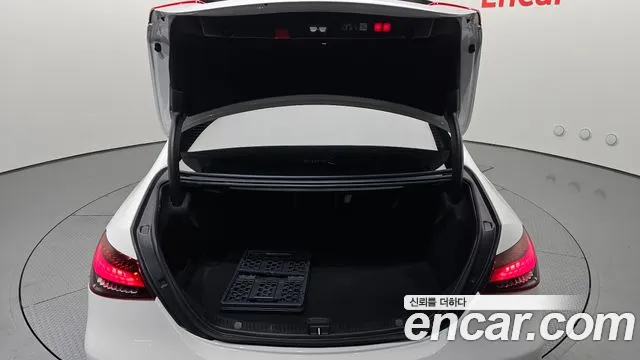 Mercedes-Benz E-Class — Фото автомобиля 16