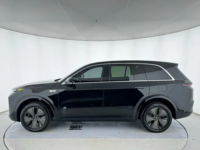 Li Auto L8 — Фото автомобиля 4