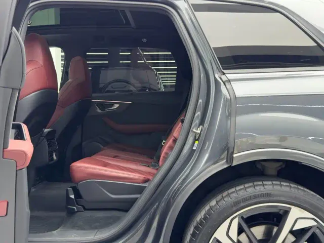Audi SQ7 — Фото автомобиля 9