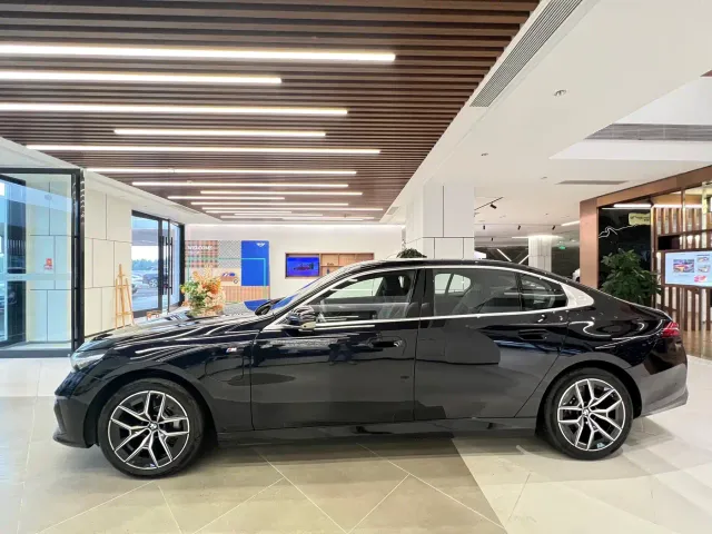 BMW i5 — Фото автомобиля 3