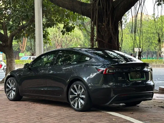 Tesla Model 3 — Фото автомобиля 4