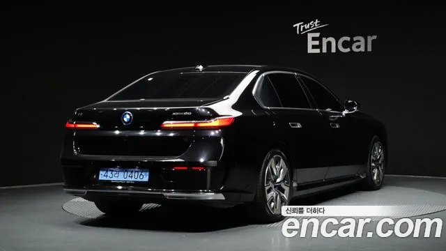 BMW i7 G70 — Фото автомобиля 2
