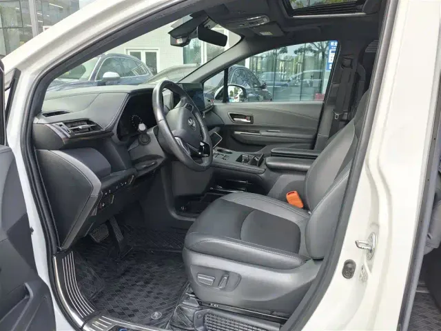 Toyota Sienna — Фото автомобиля 4