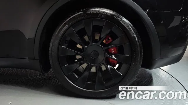 Tesla Model Y — Фото автомобиля 6