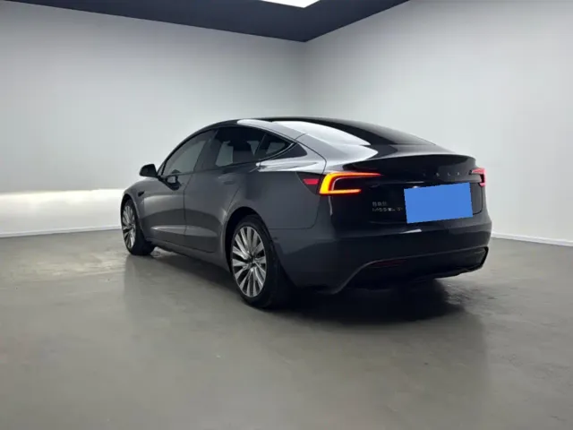 Tesla Model 3 — Фото автомобиля 3