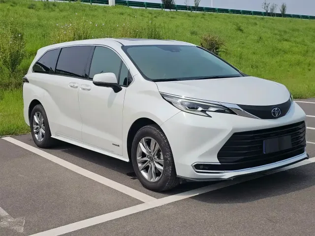 Toyota Sienna — Фото автомобиля 3