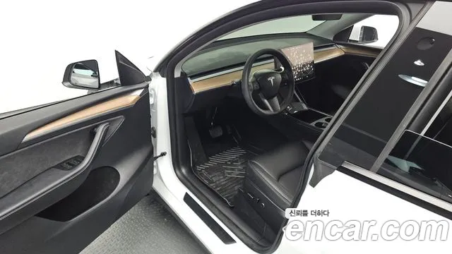 Tesla Model Y — Фото автомобиля 11