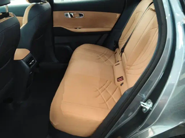 Geely Galaxy Starship 7 EM-i — Фото автомобиля 16