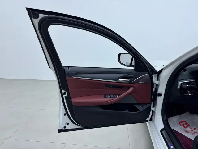 BMW 5 Series — Фото автомобиля 6