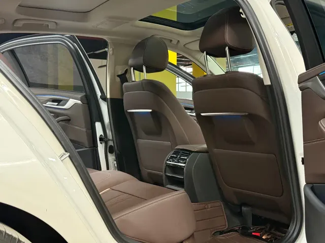BMW 5 Series — Фото автомобиля 12