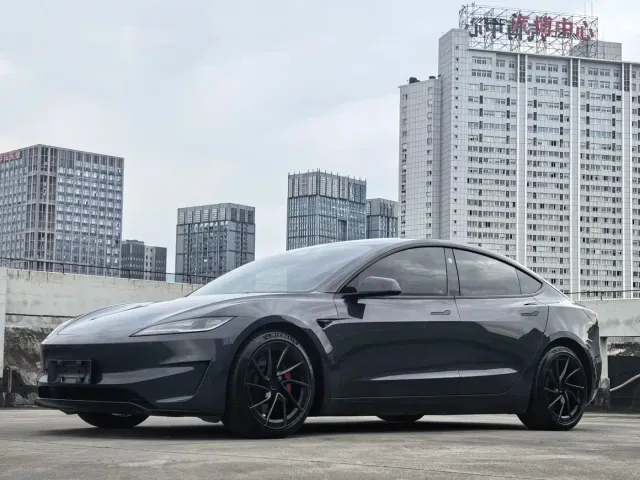 Фотография автомобиля — Tesla Model 3