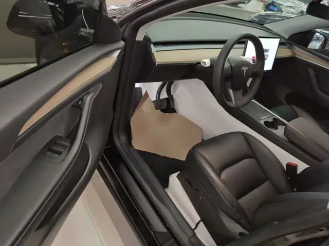 Tesla Model Y — Фото автомобиля 15