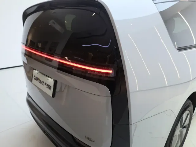 Li Auto MEGA — Фото автомобиля 12