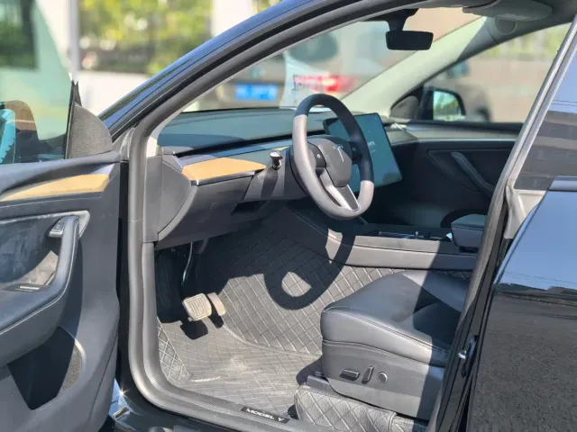 Tesla Model Y — Фото автомобиля 4
