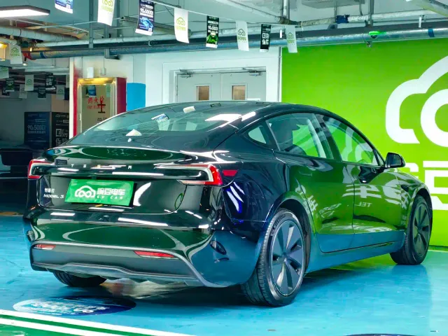 Tesla Model 3 — Фото автомобиля 17