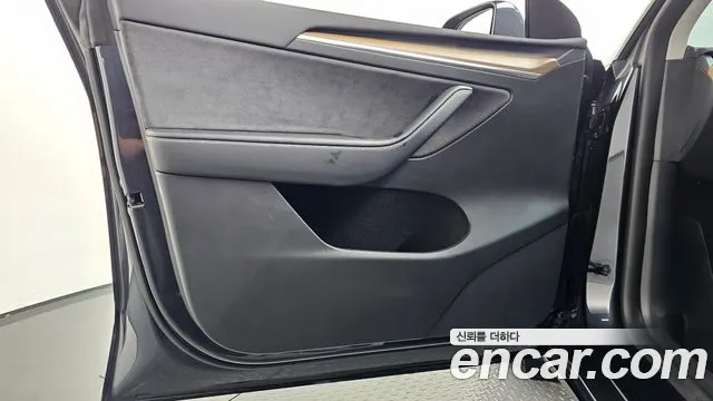 Tesla Model Y — Фото автомобиля 13