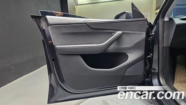 Tesla Model Y — Фото автомобиля 24