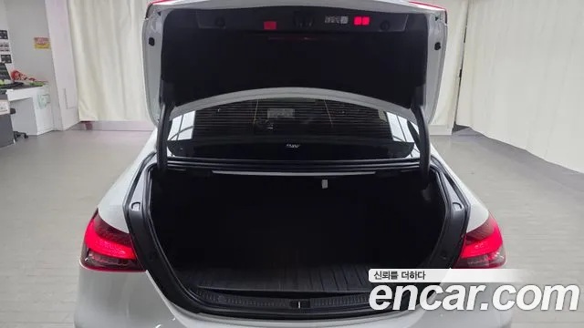 Mercedes-Benz E-Class — Фото автомобиля 20