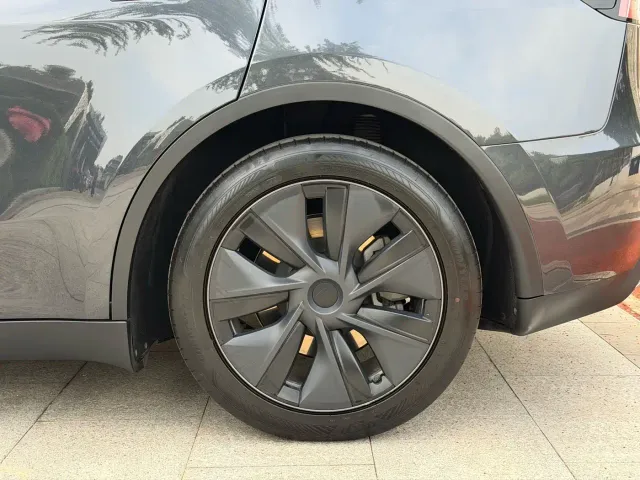 Tesla Model Y — Фото автомобиля 11