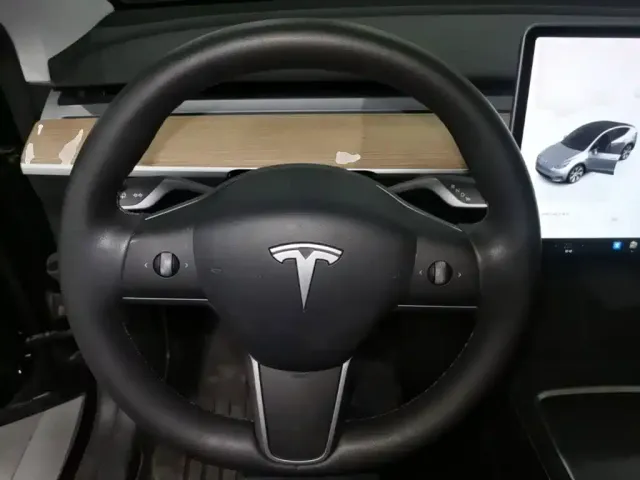 Tesla Model Y — Фото автомобиля 10