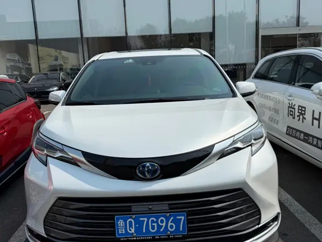 Toyota Sienna — Фото автомобиля 2