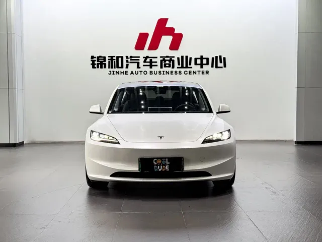 Tesla Model 3 — Фото автомобиля 2