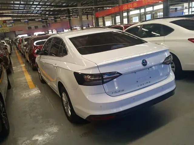 Volkswagen Lavida — Фото автомобиля 4