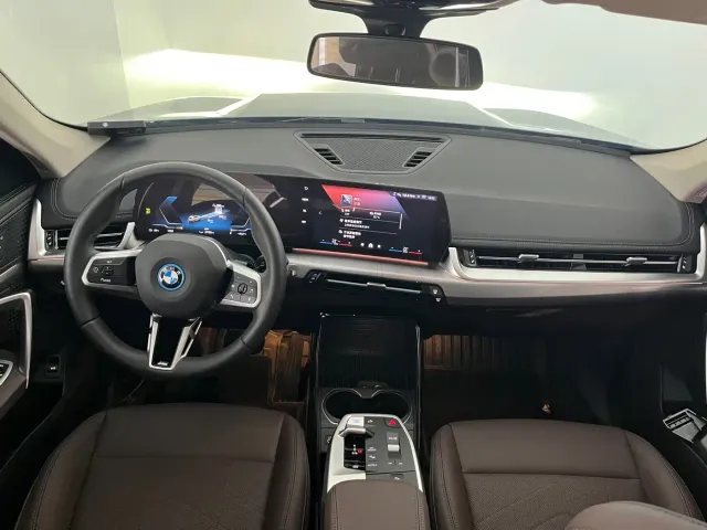 BMW iX1 — Фото автомобиля 9