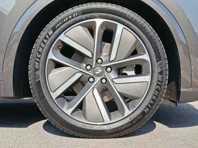 Li Auto L8 — Фото автомобиля 14
