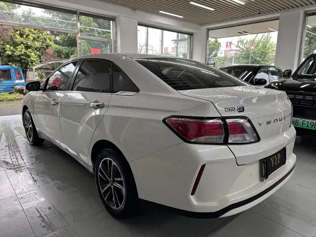 Venucia D60 EV — Фото автомобиля 3