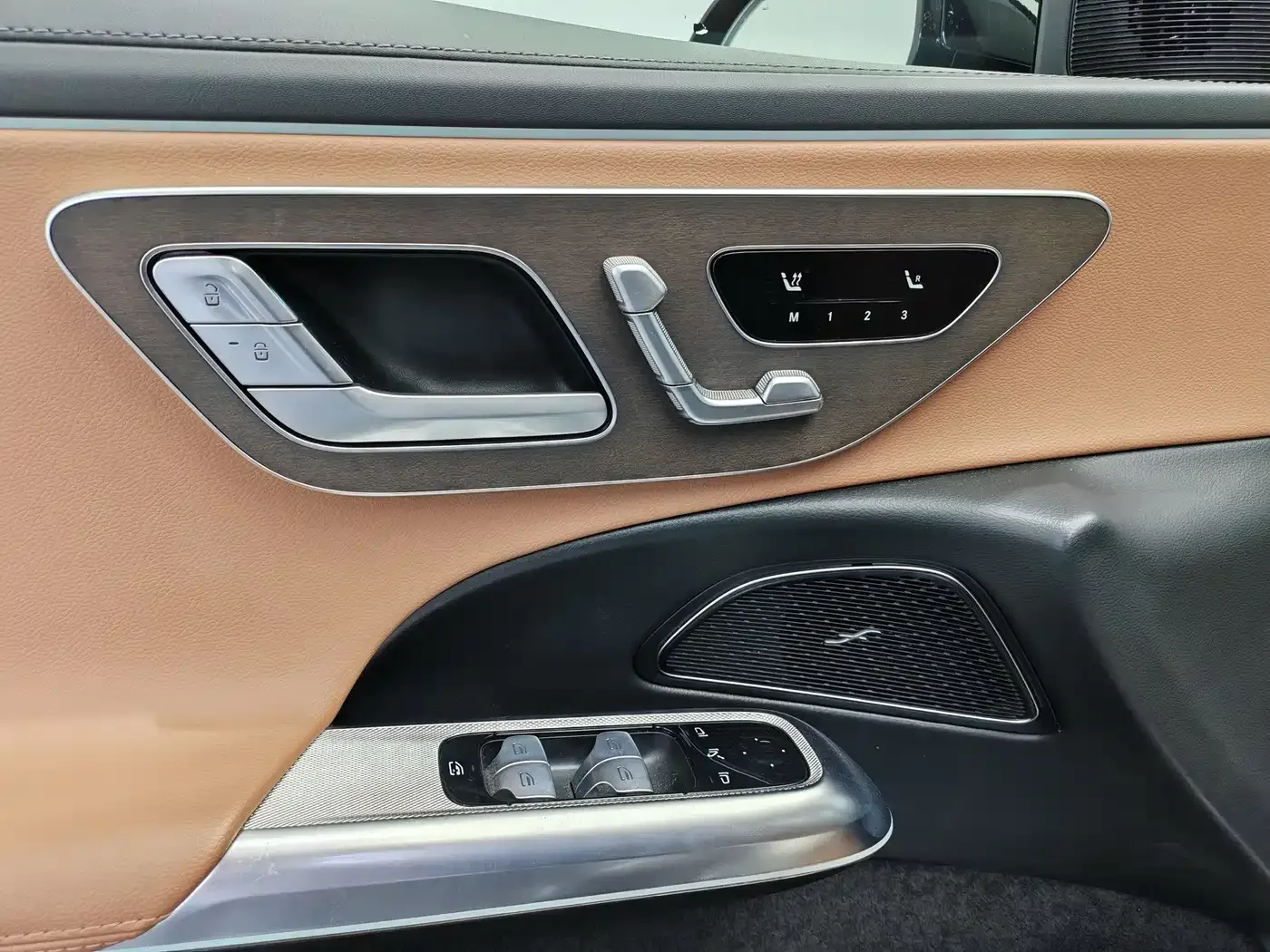 Mercedes-Benz Mercedes-Benz E-Class New Energy 2024 E 350 e L Plug-in Hybrid Sedan — Фото автомобиля 17