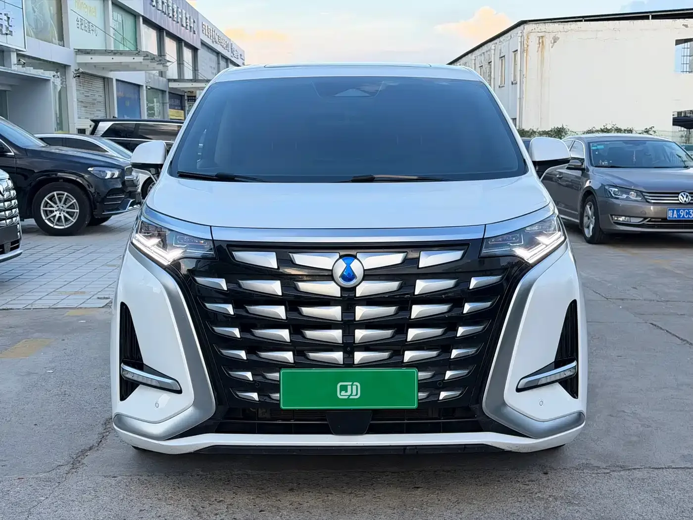 Denza Denza D9 2022 DM-i 1040 Premium — Фото автомобиля 2