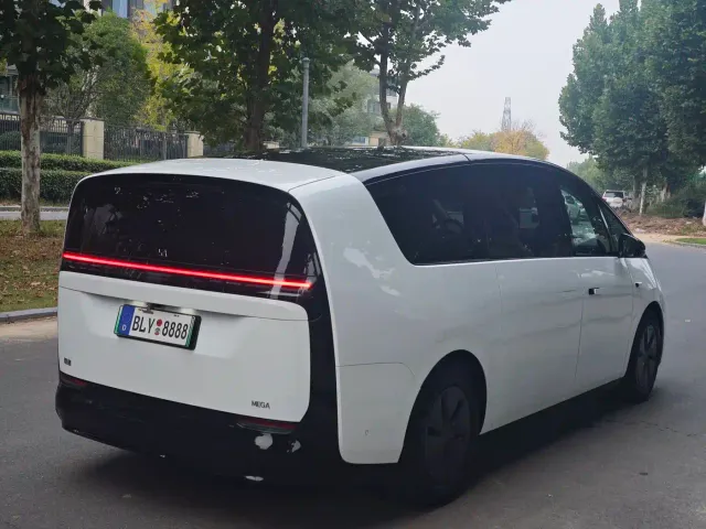 Li Auto MEGA — Фото автомобиля 13