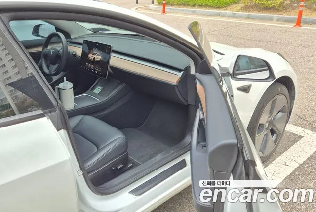 Tesla Model 3 — Фото автомобиля 12