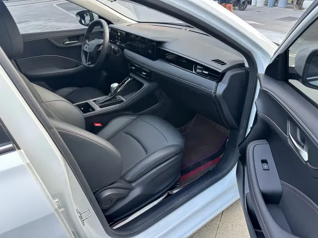 Roewe i5 — Фото автомобиля 13