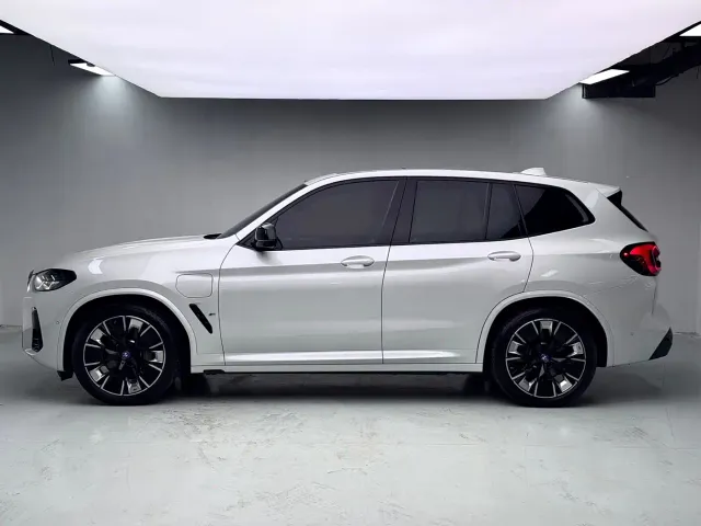 BMW iX3 — Фото автомобиля 18