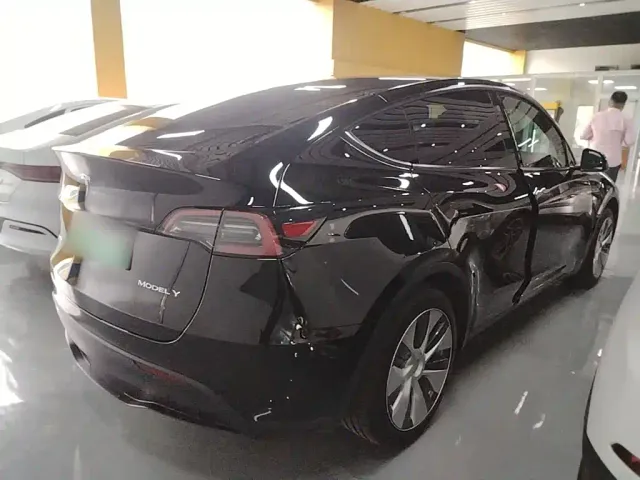Tesla Model Y — Фото автомобиля 6