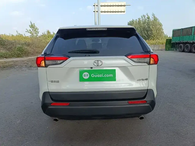 Toyota RAV4 — Фото автомобиля 3