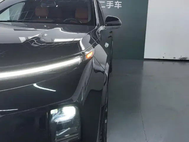 Li Auto L8 — Фото автомобиля 5