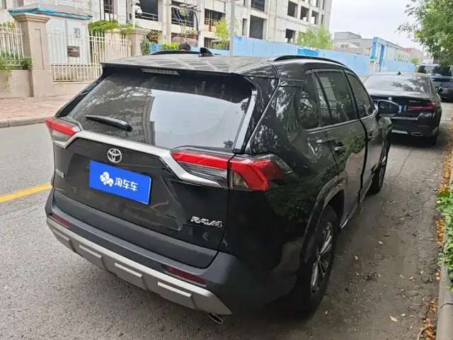 Toyota RAV4 — Фото автомобиля 3