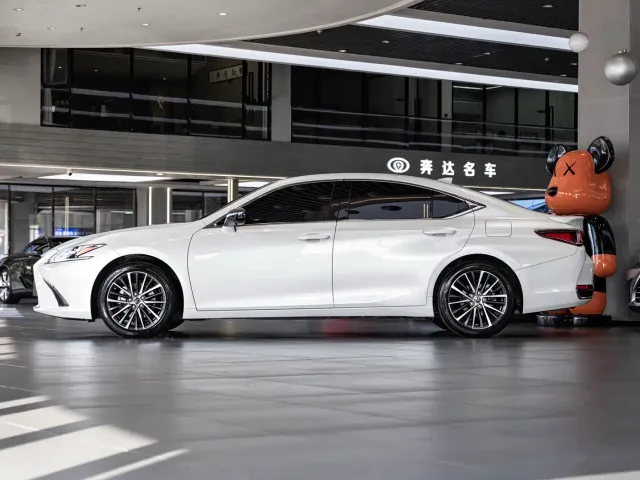 Lexus ES — Фото автомобиля 4