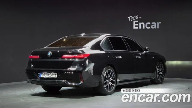 BMW 7-Series 7 серия (G70) 740i sDrive M Sport — Фото автомобиля 2