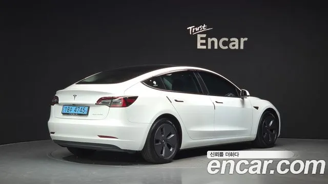 Tesla Model 3 — Фото автомобиля 2