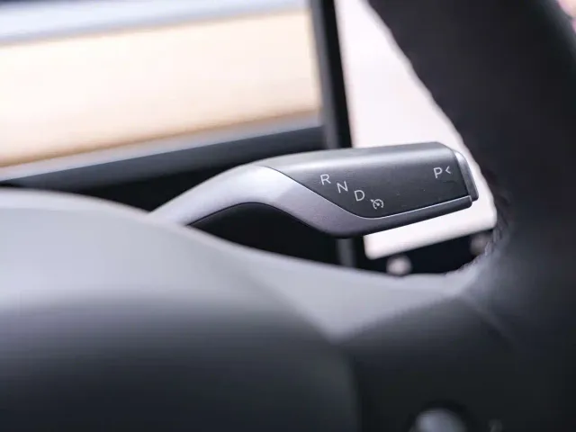 Tesla Model 3 — Фото автомобиля 14