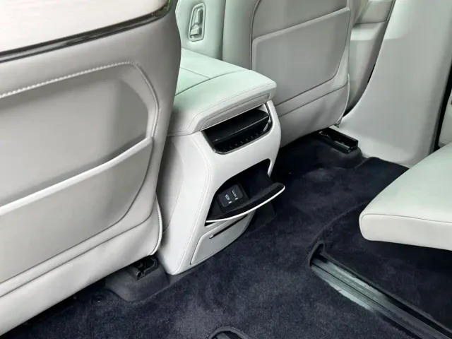 Volvo EM90 — Фото автомобиля 11