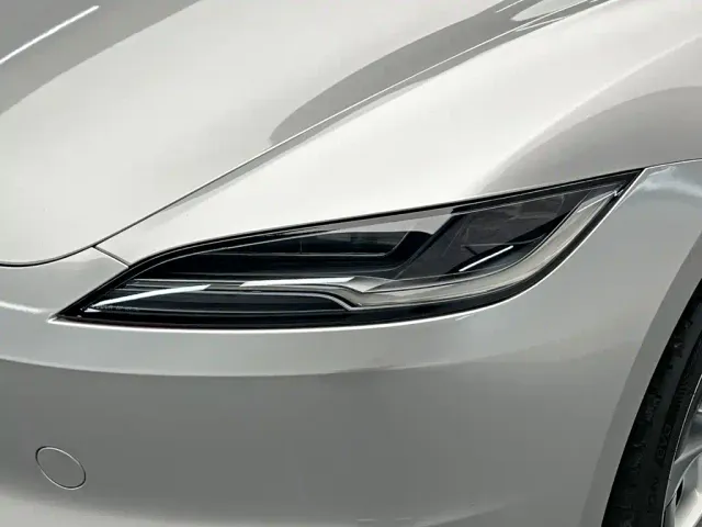Tesla Model 3 — Фото автомобиля 10