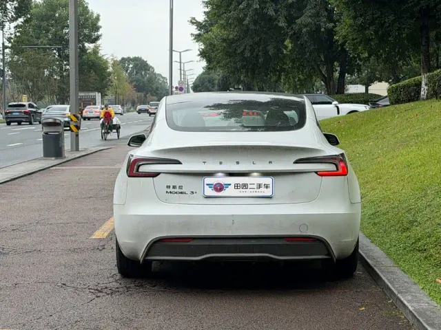 Tesla Model 3 — Фото автомобиля 5